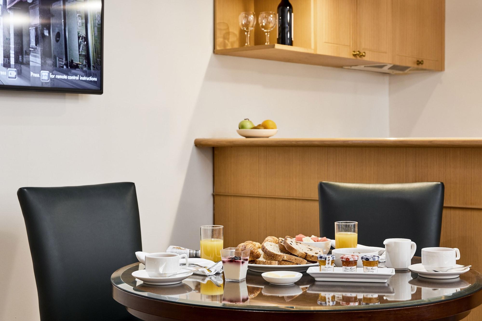 Stamford Plaza Melbourne Hotel Exterior foto The photo shows a dining table set for breakfast or brunch. There are several food items displayed, including pastries and bread. Additionally, there are drinks, such as orange juice, served in glasses, and coffee in white cups. The table is round an