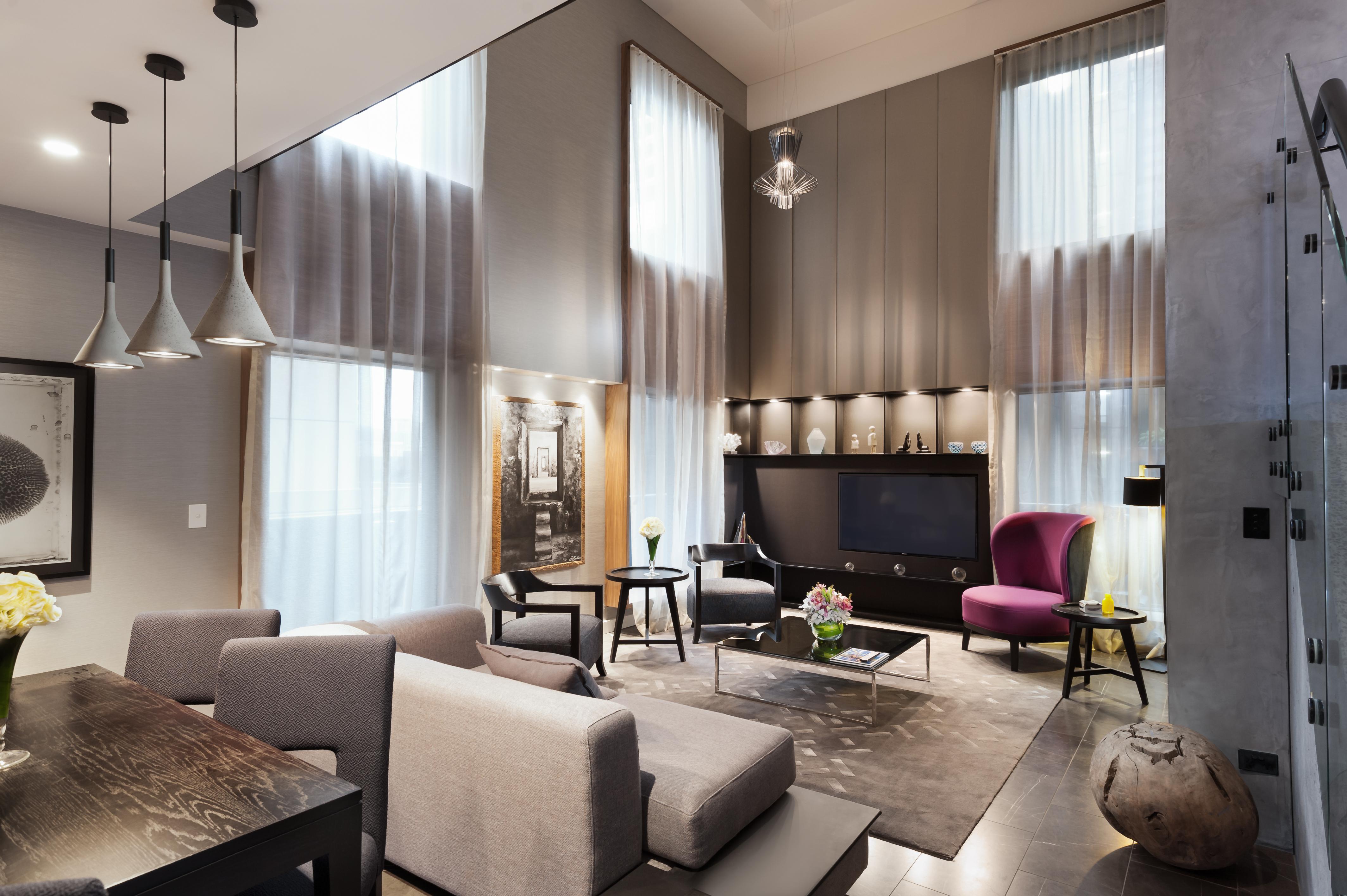 Stamford Plaza Melbourne Hotel Exterior foto The photo shows a stylish and modern living room with high ceilings and large windows that allow natural light to brighten the space. The room features a mix of contemporary furniture, including a light gray sofa and a sleek coffee table in the cente