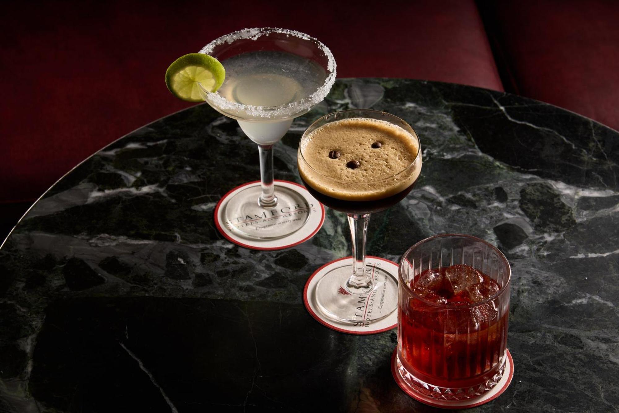 Stamford Plaza Melbourne Hotel Exterior foto The photo features three different cocktails displayed on a dark, marble table. 

1. **Left Cocktail**: A margarita served in a traditional glass, garnished with a lime wedge and featuring a salted rim.
2. **Middle Cocktail**: An espresso martini in 
