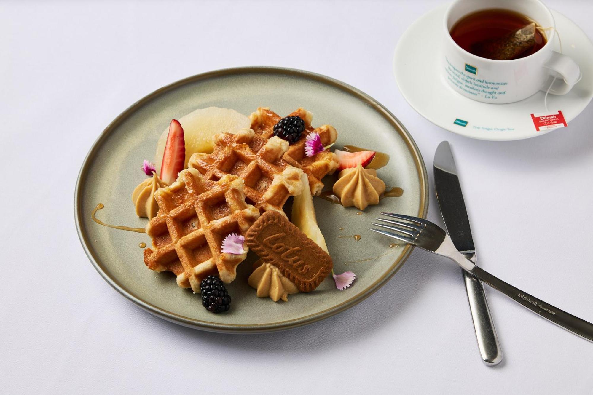 Stamford Plaza Melbourne Hotel Exterior foto The photo depicts a beautifully arranged plate of waffles. The waffles are topped with a variety of accompaniments including slices of fresh fruit, blackberries, and small dollops of cream or mousse. A decorative cookie is placed on the waffles, addi
